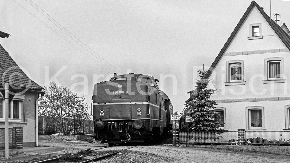 824 11,3 - Steigerwaldbahn - 1977 15_KR52006(entzerrt)