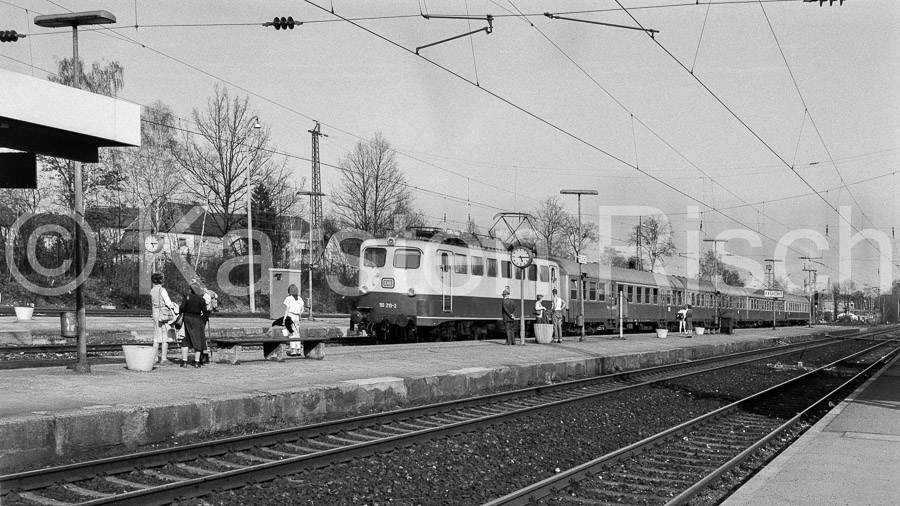 880 88,1 - 1984 27_KR46825