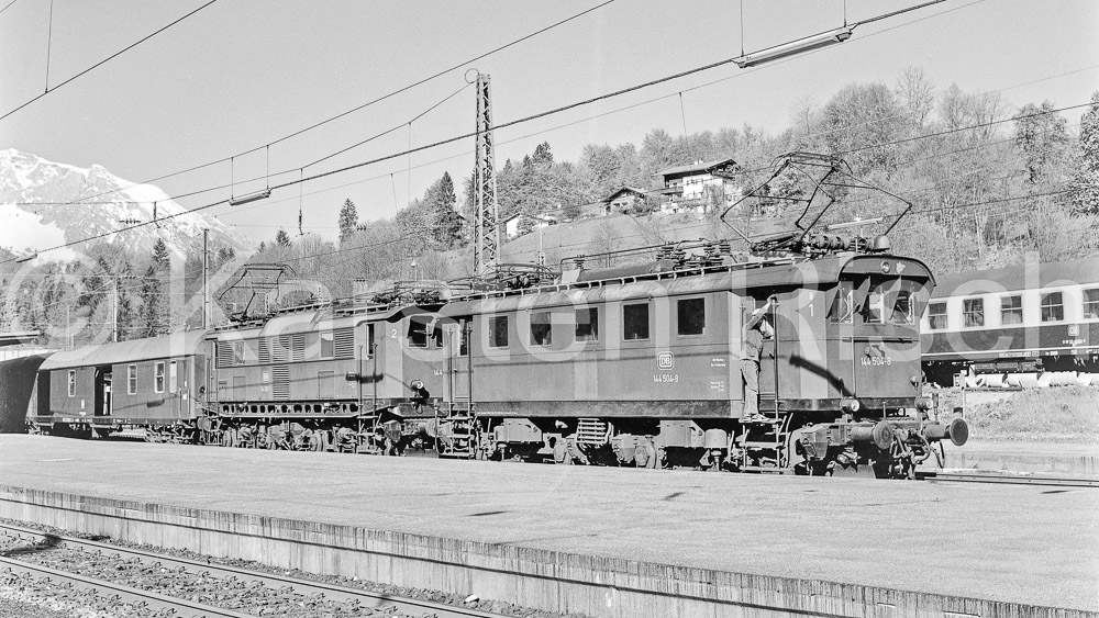 954 18,8 - 1979 72_KR66692